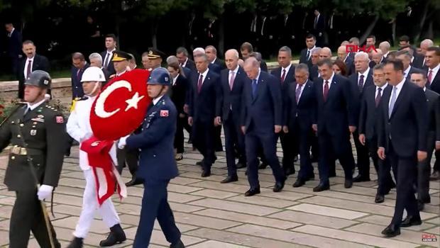 Cumhurbaşkanı Recep Tayyip Erdoğan, Anıtkabir'i ziyaret ediyor (CANLI)