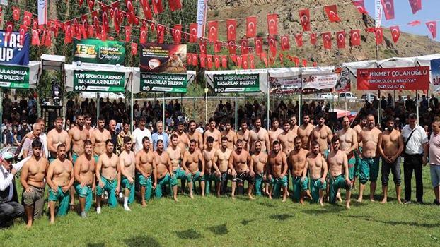 Tortum’da 136’ncısı düzenlenen güreşlerin başpehlivanı Fatih Yaşarlı oldu