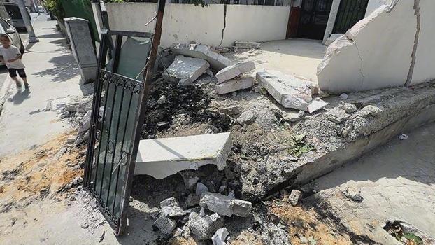Arnavutköy'de servis minibüsü bahçe duvarına çarptı; mahalleli kazalara önlem alınmasını istedi