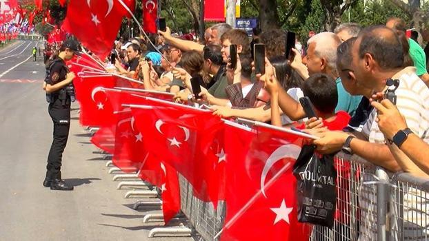 30 Ağustos Zafer Bayramı’nı Vatan Caddesi’nde coşkuyla kutladılar: İyi ki bu vatanda yaşıyoruz
