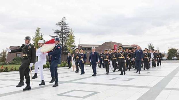 Bakan Güler, Devlet Büyükleri Anıt Mezarlığı’nı ziyaret etti