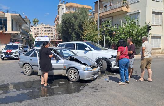 İki otomobilin çarpıştığı kazada 1 kişi yaralandı