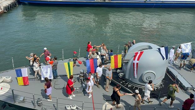 TCG Karşıyaka gemisi Zafer Bayramı'nda ilk kez ziyarete açıldı