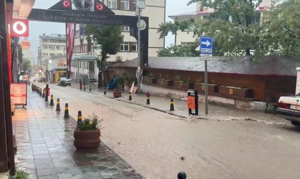 Artvin'de sağanak; ev ve iş yerlerini su bastı