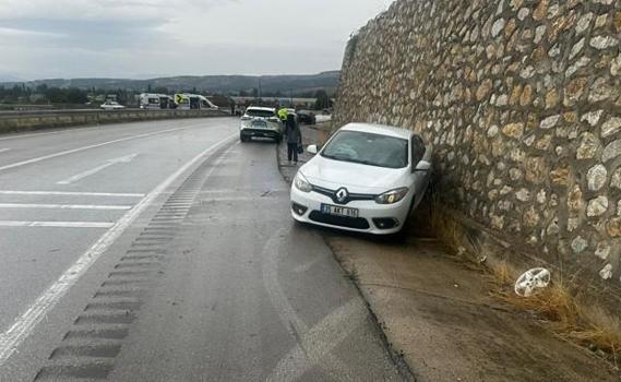Amasya’da otomobil istinat duvarına çarptı; 6 yaralı