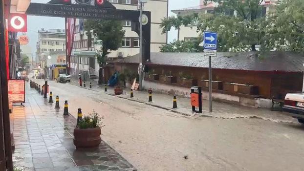 Artvin'de sağanak; ev ve iş yerlerini su bastı