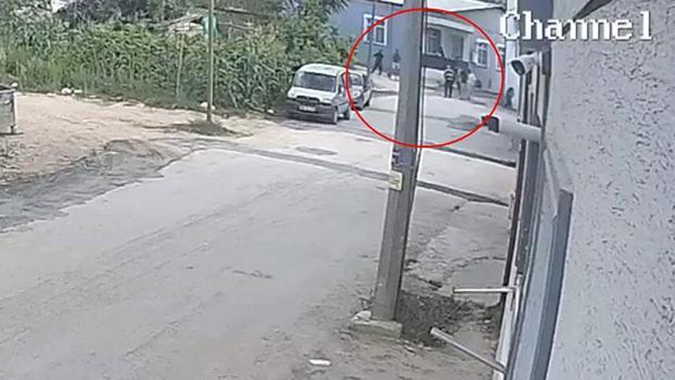 Sokakta tartıştığı kiracısını tüfekle öldürdü; o anlar kamerada