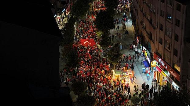 Yüzlerce kişi Türk bayrakları ve meşalelerle yürüdü