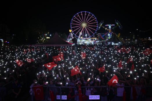 Zafer Bayramı kutlamaları Tuğçe Kandemir'in konseriyle tamamlandı