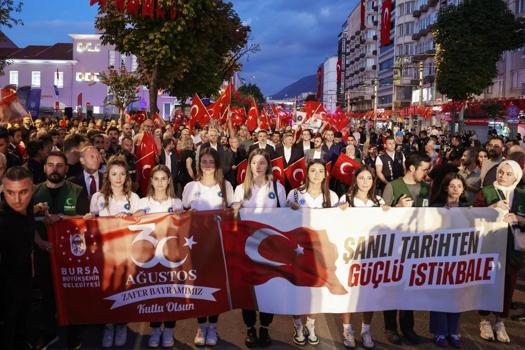 Bursa’da 30 Ağustos Zafer Bayramı kutlamaları Elif Buse Doğan konseriyle sona erdi