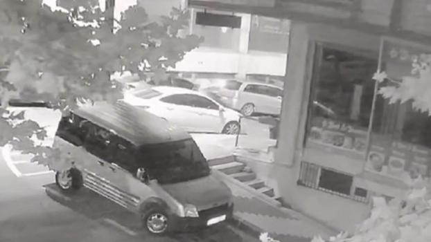 Arnavutköy'de iş yerine ateş açan 2 şüpheli yakalandı