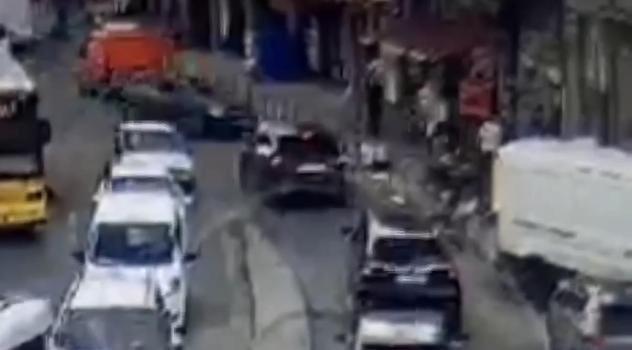 Beykoz’da otomobilin kaldırımdaki yayaların arasına daldığı kaza kamerada: 5 yaralı