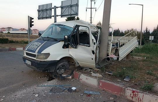 Direğe çarpan kamyonetin sürücüsü yaralandı
