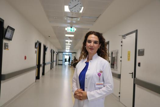 Sürekli öne eğilmek boynu zorluyor: 5 kiloluk baş, 25 kiloluk yüke dönüşüyor