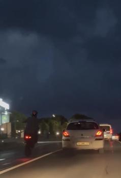 Beykoz’da motosikletlilerin tehlikeli yolculuğu kamerada; tek teker ilerleyip slalom yaptılar