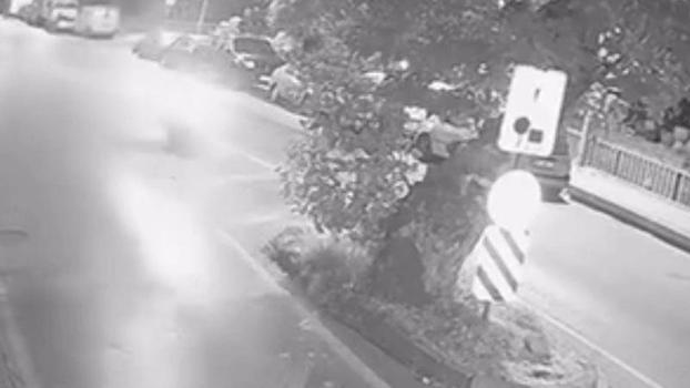 Beykoz'da motosiklet ağaca çarptı; sürücü yola savruldu