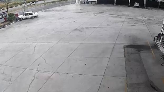 Aday sürücü otomobiliyle aydınlatma direğine çarptı; o anlar kamerada