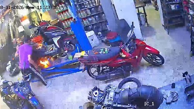 Tamir sırasında alev alan motosikletteki yangını üfleyerek söndürdü; o anlar kamerada