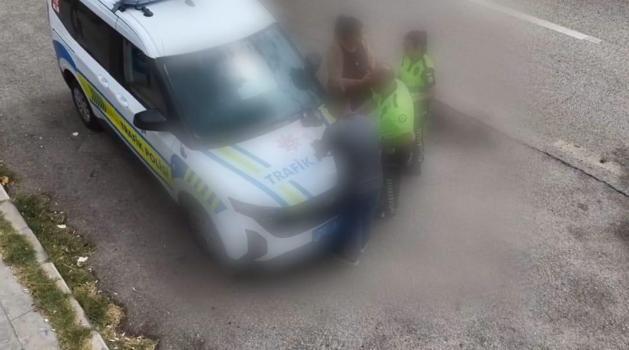 Trafik denetiminden kaçıp, yolcuyla yer değiştiren ehliyetsiz sürücüye 200 bin lira ceza
