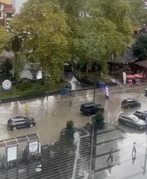 Rize'de sağanak cadde ve sokakları göle çevirdi