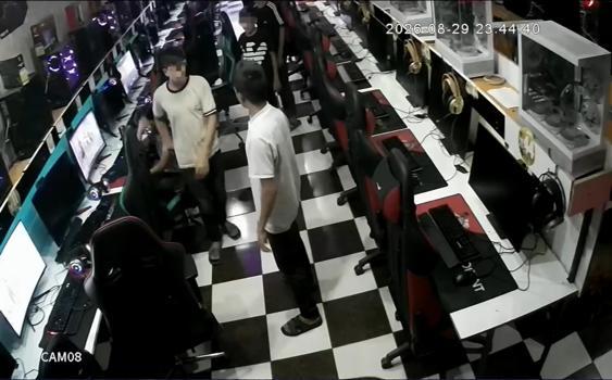 İnternet kafede çocukların bıçaklı kavgası kamerada: 1 yaralı