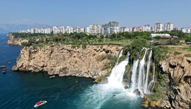 Düden Şelalesi'nde turist yoğunluğu