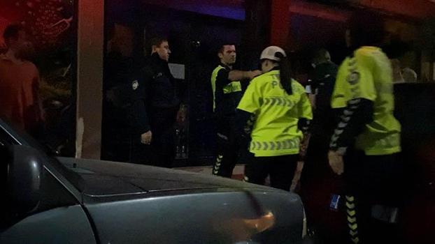 Ehliyetsiz ve alkollü sürücü ile yanındaki arkadaşları, polise zor anlar yaşattı