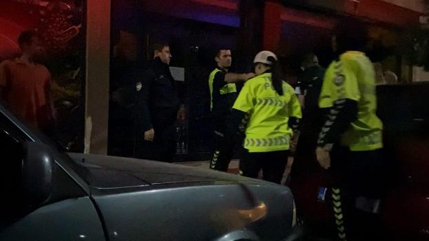Ehliyetsiz ve alkollü sürücü ile yanındaki arkadaşları, polise zor anlar yaşattı