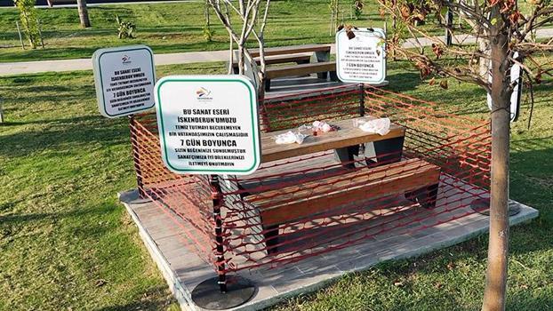 İskenderun sahilinde kirli bırakılan ahşap oturma grubu sergileniyor