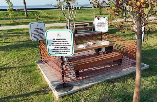 İskenderun sahilinde kirli bırakılan ahşap oturma grubu sergileniyor