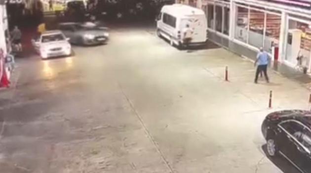 Edirne'de tartıştığı 2 kişiye otomobiliyle çarptı; o anlar kamerada