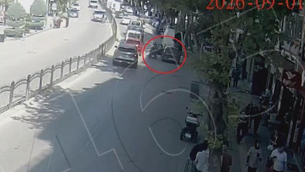 Sürücünün açtığı kapı elektrikli bisikletteki kadına çarptı, gözlük camının parçaları yüzüne saplandı