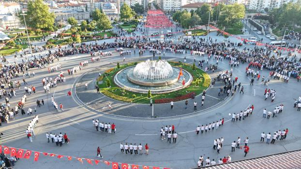 Sivas’ta 1058 kişi aynı anda halay çekti