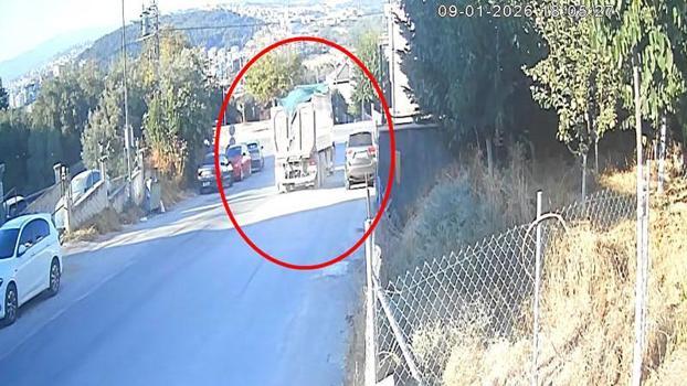 2 otomobile çarpan hafriyat kamyonu, evin bahçesine düştü
