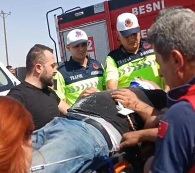 Otomobil, TIR'a arkadan çarptı: 2 yaralı