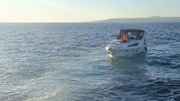 Beylikdüzü açıklarında makine arızası nedeniyle sürüklenen tekne kurtarıldı