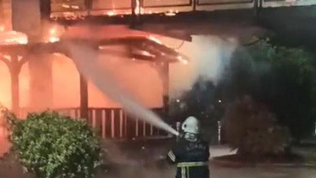 Seyhan Nehri üzerindeki asma yaya köprüsünde yangın