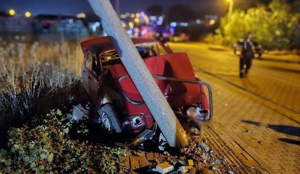 Çanakkale otomobil, yolun karşına geçmeye çalışan aileye çarptı: 1 ölü, 4 yaralı