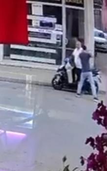 Esnafı bıçakla yaraladı, 'oyun bitti' deyip teslim oldu; saldırı kamerada