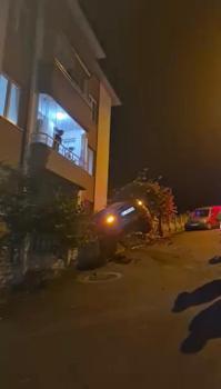 Ordu’da bahçe duvarında askıda kalan otomobilin sürücüsü kaçtı