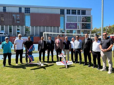 Öğrenciler, ürettikleri model uçak ve dronlarla gösteri yaptı