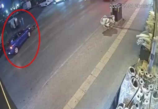 Bursa'da devrilen motosiklet otomobile çarptı; o anlar kamerada