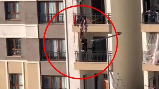Balkondan düşmek üzere olan kız çocuğunu katları tırmanarak kurtardı