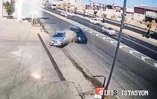 İki otomobil ile TIR’ın karıştığı kaza kamerada; 1 yaralı