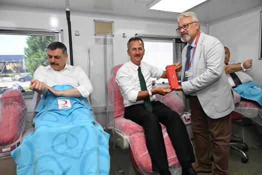 Bakan Çiftçi ve Savunma Sanayii Başkanı Görgün Kızılay'a kan bağışı yaptı