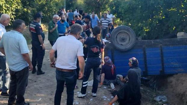 Fındık işçilerini taşıyan traktör devrildi: 18 yaralı