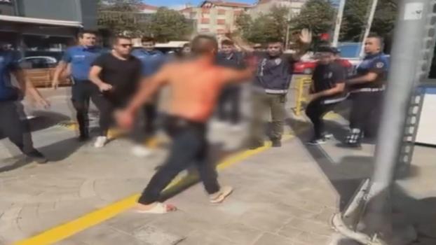 Esenler’de kendini yaralayıp bıçakla polislerin üzerine yürüyen şüpheli kamerada