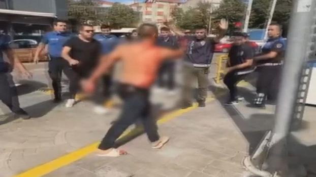 Esenler’de kendini yaralayıp bıçakla polislerin üzerine yürüyen şüpheli kamerada