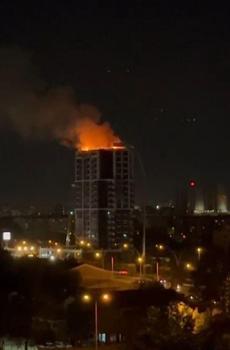 Ankara'da bir iş merkezinin çatısında çıkan yangın söndürüldü