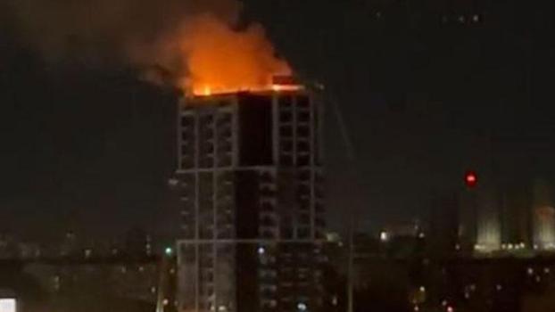 Ankara'da bir iş merkezinin çatısında çıkan yangın söndürüldü